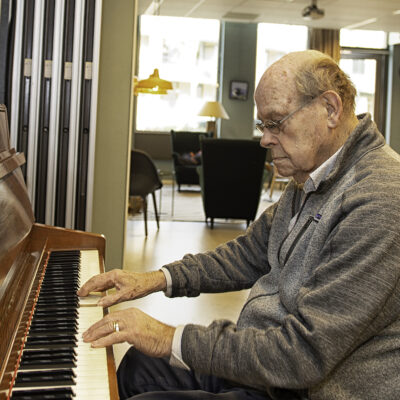 Oudere man speelt piano