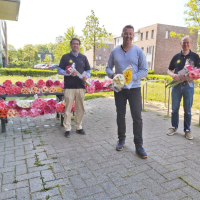 Lions bezorgen bloemen aan mantelzorgers