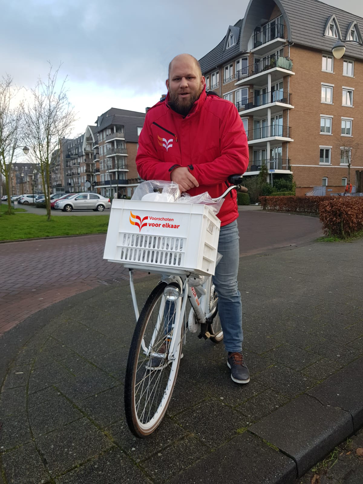 Jongerenwerker op de fiets met oliebollen