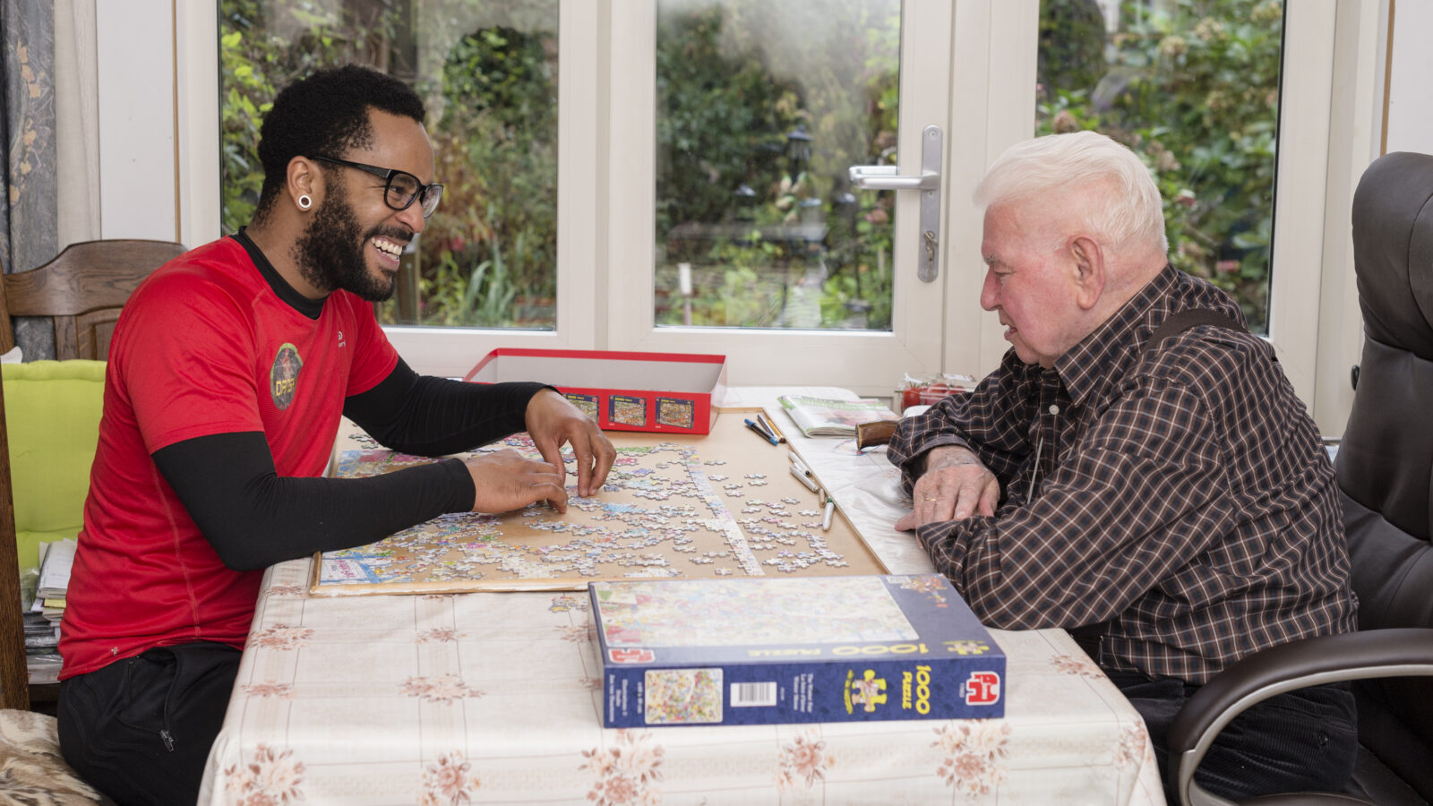2 mannen doen een spelletje
