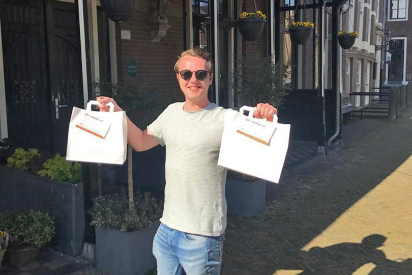 Jongen met bezorgmaaltijden