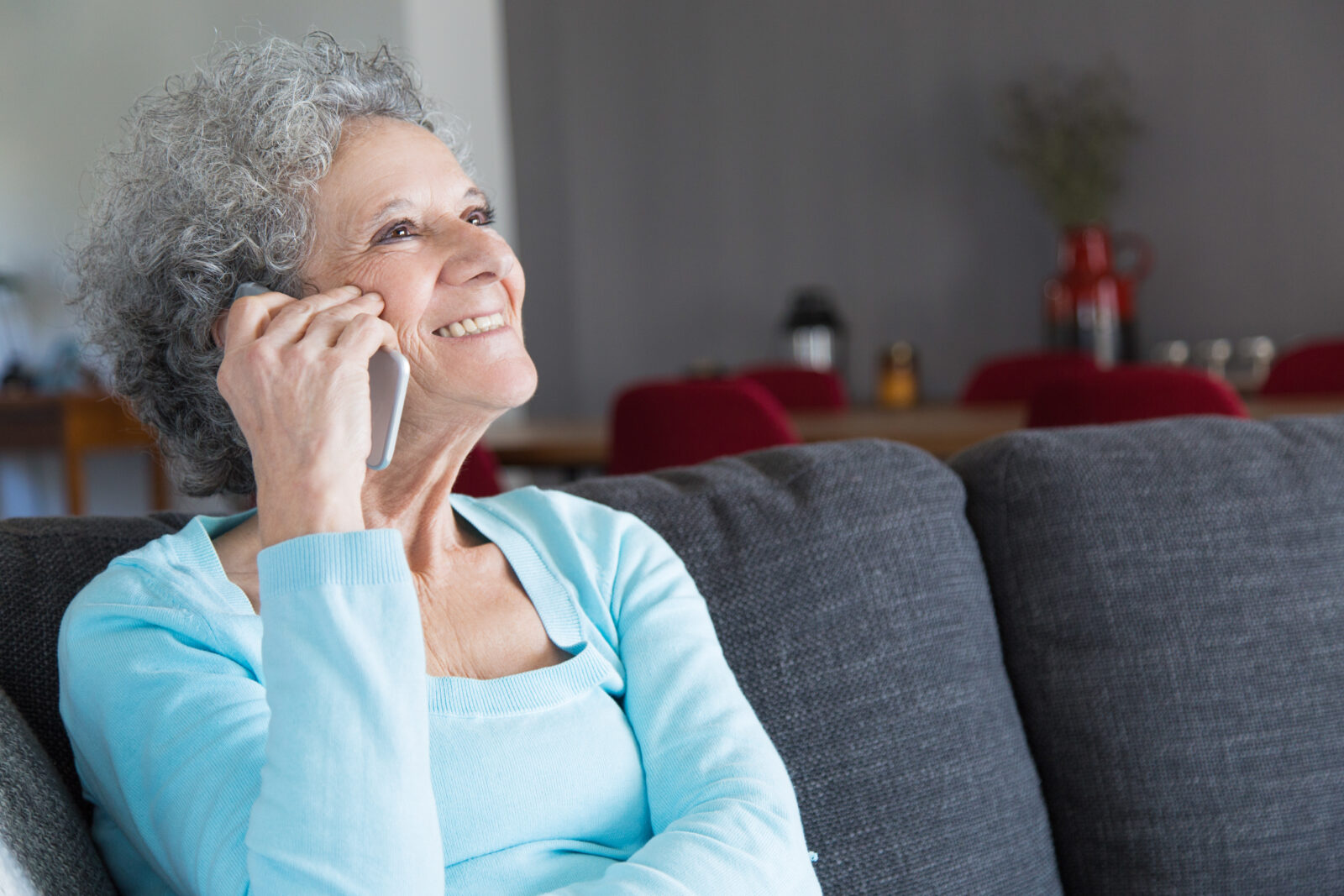 Oudere dame met telefoon